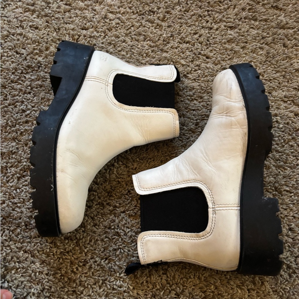 UGG Chelsea Boots